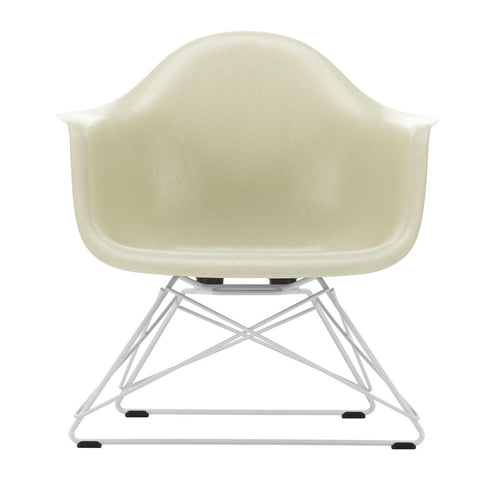 Eames Armchair in Fiberglass LAR / White Base